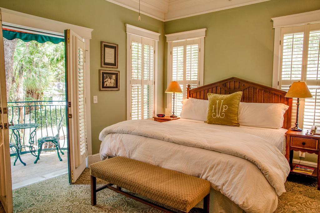 Village Inn And Pub St. Simons Island Екстер'єр фото