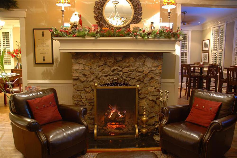 Village Inn And Pub St. Simons Island Інтер'єр фото